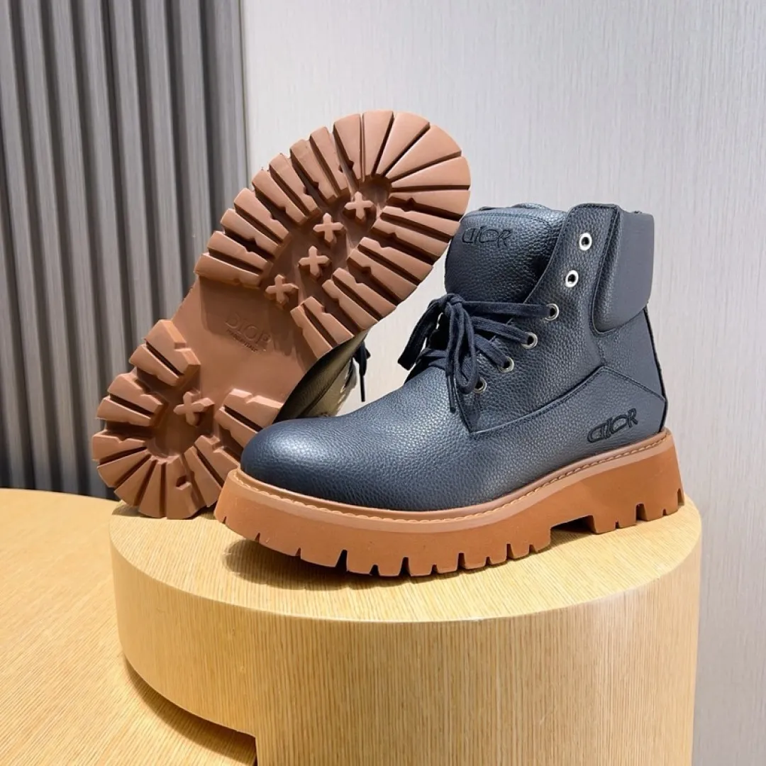Factory P580💰[Dior] Dior ✨ is online simultaneously👏 This latest popular men's boots for autumn and winter are new products in the series and continue Di*r's classic style. The upper is made of original first-layer cowhide and matched with the original anti-slip and wear-resistant rubber outsole. The rear shoe collar and heel are equipped with brand iconic details to enhance the style. Fashionable and versatile. Create a casual look. Size: 38-44 (45 customized)